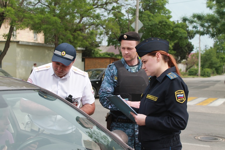 В Евпатории сотрудники ГИБДД и ФССП проводят совместные рейды